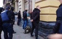 У Львові затримали до півсотні молодиків з кастетами, ножами, ланцюгами і газовими балончиками (фоторепортаж)