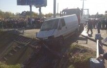 В Хмельницкой области спасатели вытащили из реки затонувший микроавтобус (фото)
