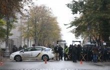 Полицейские не пропускают эвакуатор с полевой кухней к зданию Рады