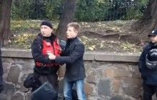 Митингующие под Радой под возгласы "м*дак" забросали депутата Гончаренко яйцами (видео)