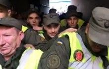 Силовики заблокировали группу активистов во дворе на улице Грушевского (видео)