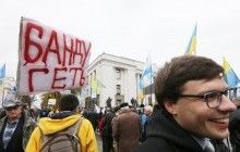 Митингующие бросили яблоко в одно из окон Рады, возле которого стоял Гончаренко