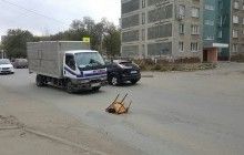 В "суровом" Челябинске люди вышли на борьбу с разбитыми дорогами: проблемные места прикрывают стульями (фото)