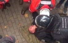 Стычки под Радой: полицейский получил травму головы, его увезла "скорая" (фото)