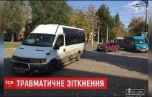 Двое людей оказались в больнице Кривого Рога после столкновения автомобиля с маршруткой (видео)