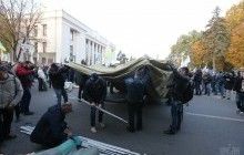 В Киеве митингующие установили первые палатки под Радой (фото)