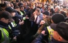 Митингующие под Радой напали на депутата Барну (фото, видео)