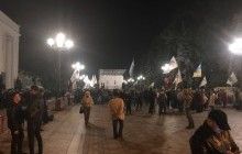 Участники митинга под Радой пытались заблокировать выход из парламента