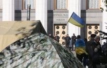 Под Радой снова произошли стычки с силовиками из-за попыток активистов пронести в палаточный городок спальники и карематы (видео)