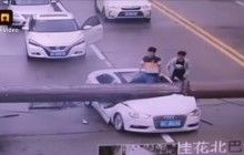 В Китае водитель чудом выжил после падения строительного крана на его автомобиль (видео)