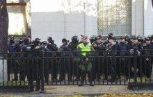 Силовики организовали коридор близ Рады, митингующие со щитами выстроились напротив (фоторепортаж)