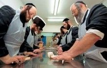 У єврейській громаді Києва пояснили чому юдеї не їдять рибу і м'ясо одночасно (рос.)