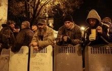 Протест под Радой: активисты убирают и ждут голосования в парламенте