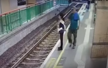 В Гонконге мужчина столкнул уборщицу на рельсы и ушел (видео)