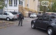 Обшуки у Труханова: з будинку мера винесли два опечатаних пакети з документами