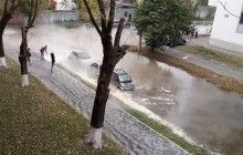 В Киеве одну из улиц 15 минут заливало кипятком, пострадали авто (видео)