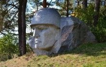 "Огидний вчинок": у посольстві РФ відреагували на "роз'яснювальні таблички" біля радянських пам’ятників у Литві