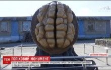 На Днепропетровщине установили памятник грецкому ореху (видео)