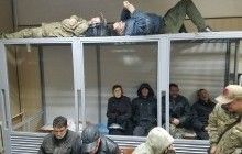 Разбитые стекла и баррикады из кирпичей: журналист показал, что происходит в Святошинском суде (фоторепортаж)
