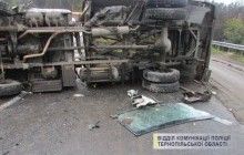 На Тернопільщині внаслідок ДТП перекинулася вантажівка, водіїв госпіталізовано (фото)