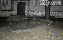 "Не могли поднять, пришлось стаскивать": СМИ узнали детали гибели подростка под рухнувшей плитой подъезда