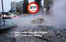 Масштабный прорыв теплотрассы в Киеве: на Караваевых дачах улицу залило кипятком (фото, видео)