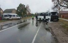 Жахлива ДТП з маршрутками під Києвом: багато постраждалих, водія довелося вирізати з авто (фото, відео)