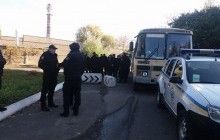 Спроба "захоплення" військової частини в Одесі: на територію завезли два автобуси силовиків (фото)