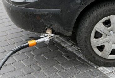 Мережі АЗС знову знизили ціни на автогаз