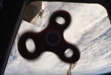 NASA показало, як астронавти крутять спінер у космосі (відео)