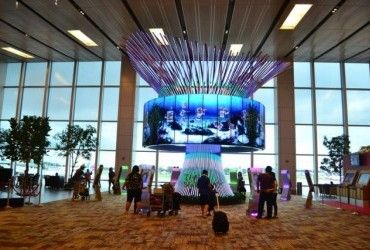 Оранжереи, бассейны и кинотеатр: аэропорт Сингапура признали самым красивым в мире (видео)