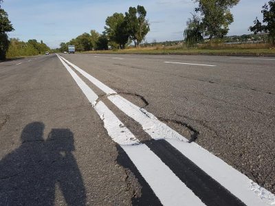 Ямочный ремонт, в отличие от среднего ремонта, не имеет никаких гарантий/ фото Юлия Сегеда Ямочный ремонт, в отличие от среднего ремонта, не имеет никаких гарантий/ фото Юлия Сегеда