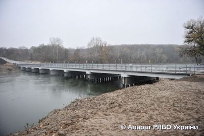 Στη φωτογραφία - η αποκατεστημένη γέφυρα στο Seversky Donets από τις αρχές της Ουκρανίας / φωτογραφία rnbo.gov.ua