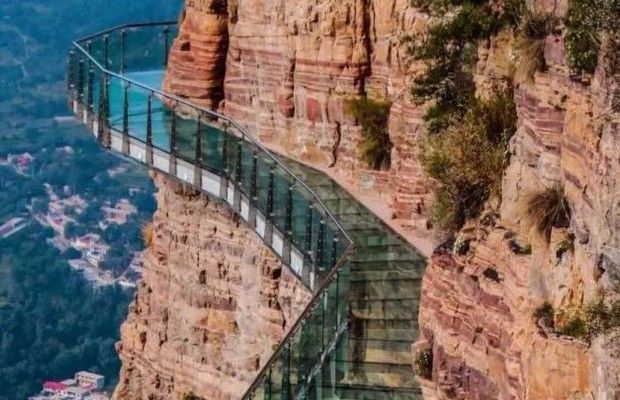 Новейшие спецэффекты испытали на посетителях стеклянного моста в Китае (видео)