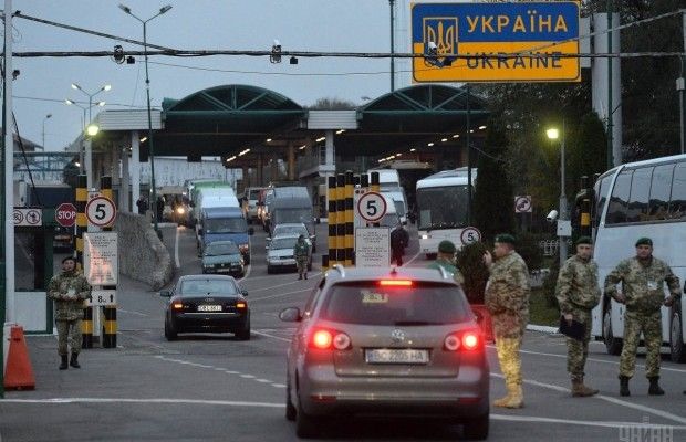 Прикордонники назвали причини великих черг на кордоні з Польщею (відео)