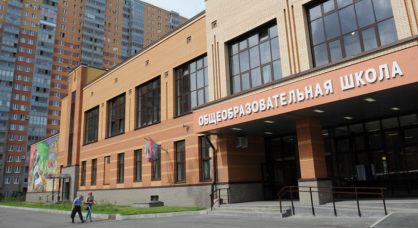 В российскую школу ученик принес топор, ножи, бензин и принял яд в кабинете директора