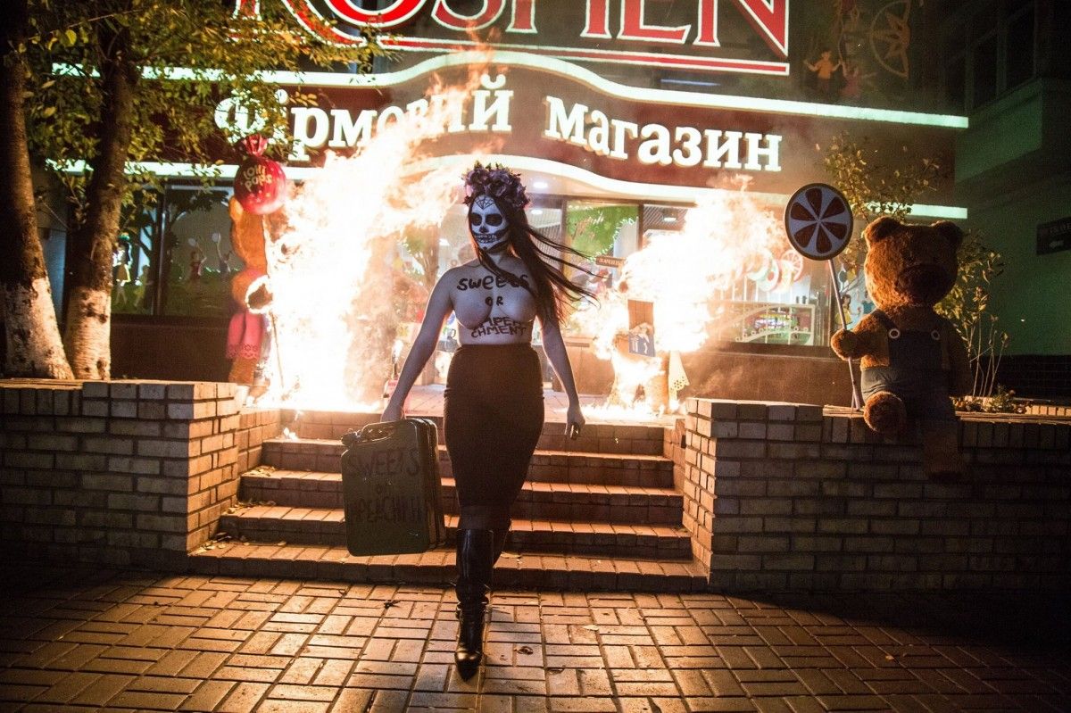 Двое невинных мишек сгорели в ходе акции Femen / Фото facebook.com/femenukraine Двое невинных мишек сгорели в ходе акции Femen / Фото facebook.com/femenukraine