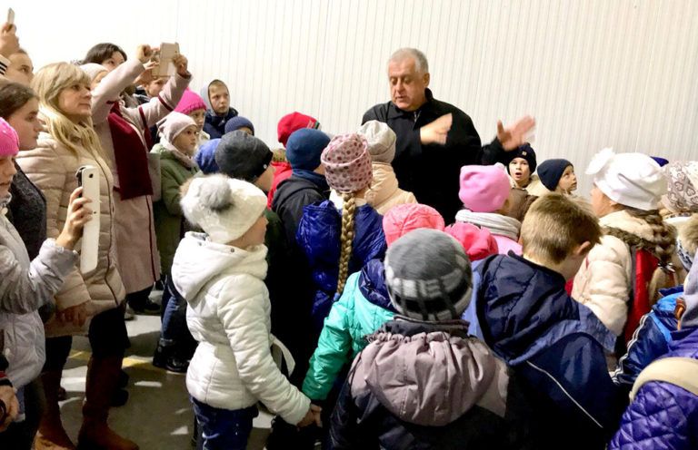 ФП 'ГАДЗ' запровадило екскурсії для школярів, під час яких діти дізнаються, як вирощують і зберігають яблука ФП 'ГАДЗ' запровадило екскурсії для школярів, під час яких діти дізнаються, як вирощують і зберігають яблука