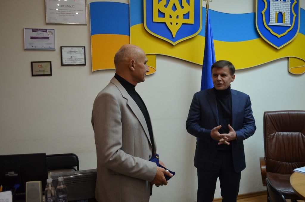 У Житомирі художнику Камишному вручили відзнаку 'За заслуги перед містом' ІІ ступеня (фото) У Житомирі художнику Камишному вручили відзнаку 'За заслуги перед містом' ІІ ступеня (фото)