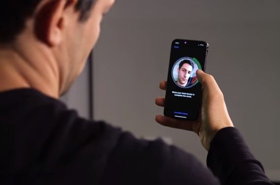 Журналісти всіма способами намагалися розблокувати iPhone X / Скріншот Журналісти всіма способами намагалися розблокувати iPhone X / Скріншот