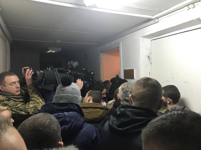 Часть СМИ не смогла войти в зал суда через Часть СМИ не смогла войти в зал суда через