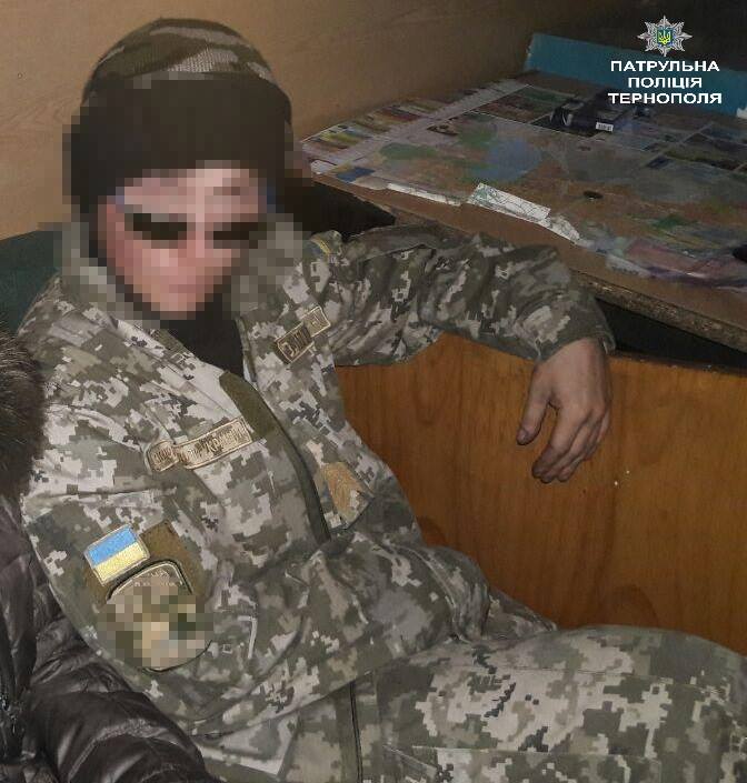 У Тернополі патрульні затримали чоловіка з пістолетом У Тернополі патрульні затримали чоловіка з пістолетом