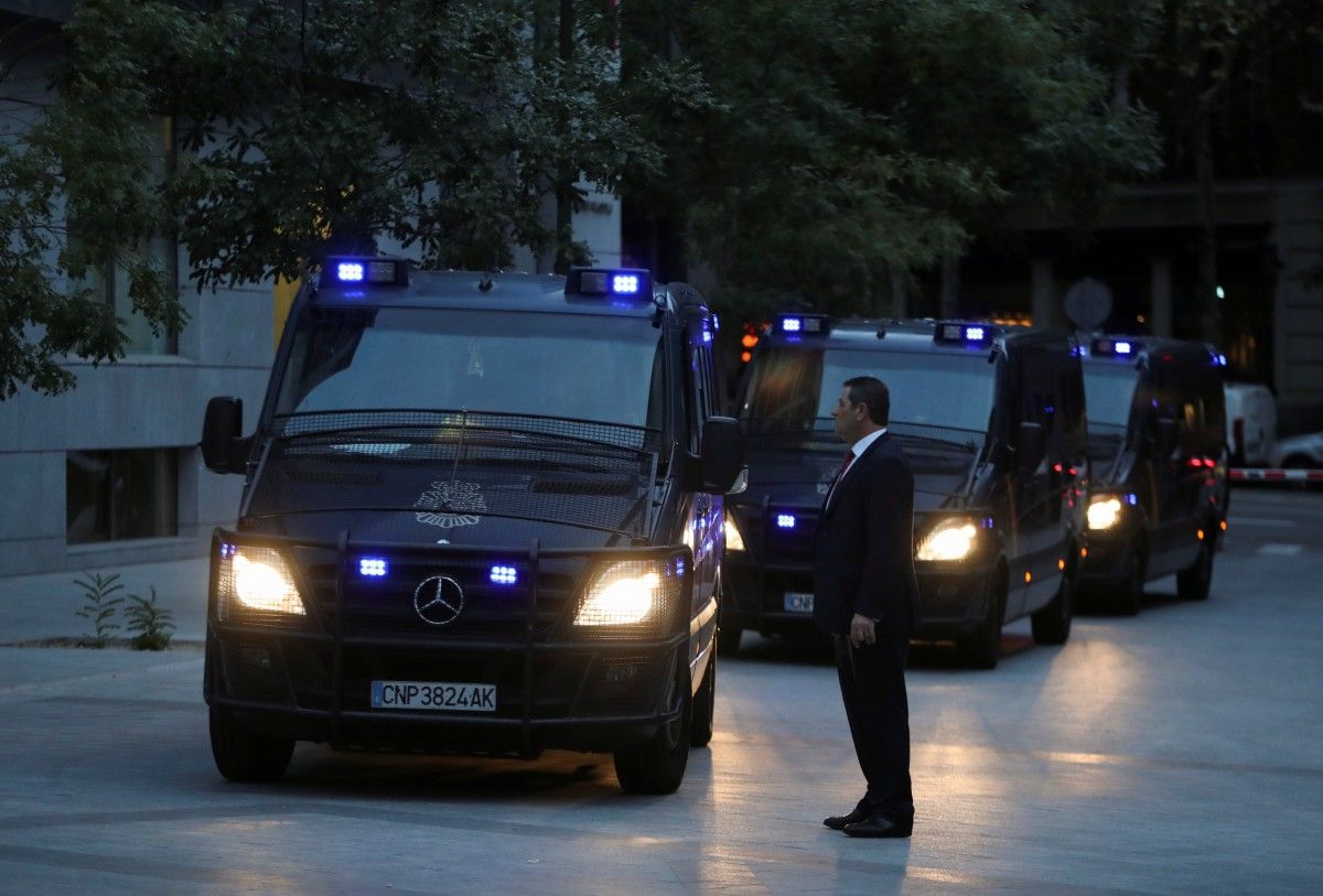 Поліцейські авто біля суду в Мадриді / REUTERS Поліцейські авто біля суду в Мадриді / REUTERS