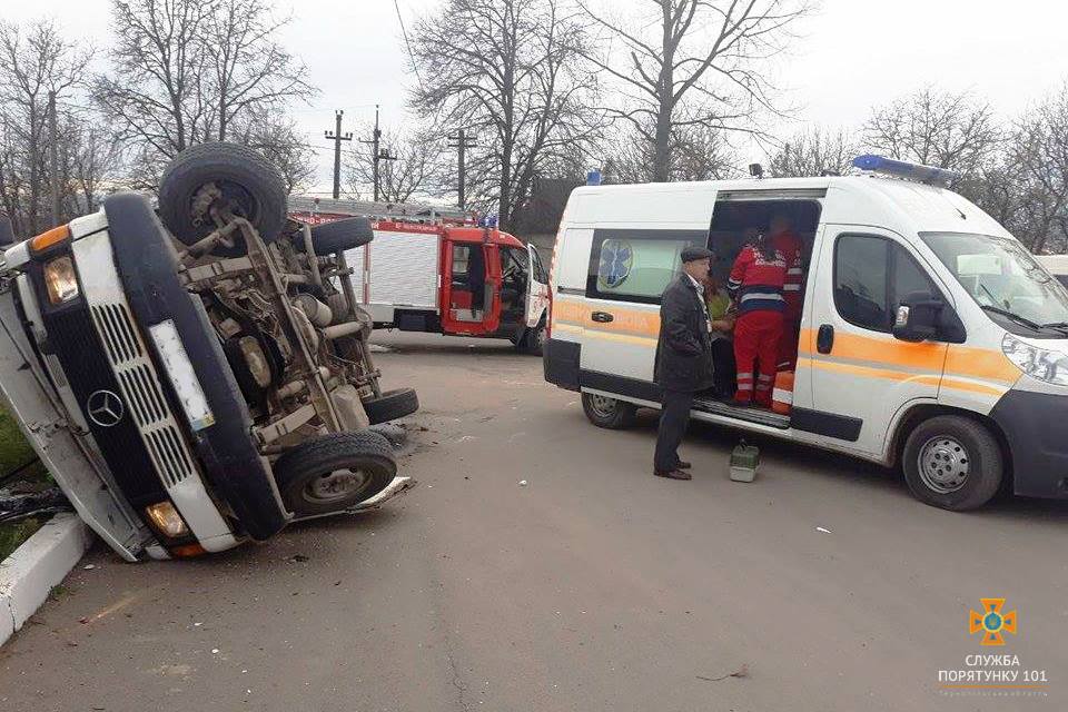 На Тернопільщині внаслідок ДТП перекинувся автомобіль На Тернопільщині внаслідок ДТП перекинувся автомобіль