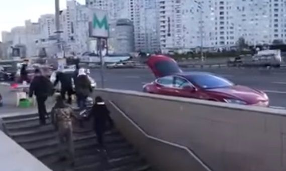 Дедушка доставал мед из Tesla / Скриншот Дедушка доставал мед из Tesla / Скриншот