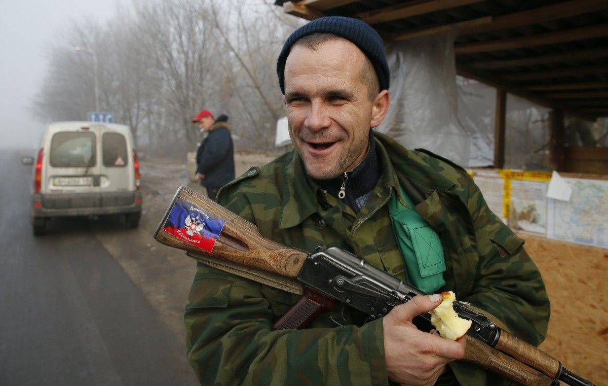 Боевики выселили жителей двух сел из их домов \ фото REUTERS Боевики выселили жителей двух сел из их домов \ фото REUTERS