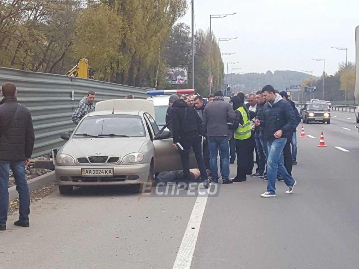 На Столичному шосе біля узбіччя виявили автомобіль з трупом / фото Вартові.Еспресо На Столичному шосе біля узбіччя виявили автомобіль з трупом / фото Вартові.Еспресо