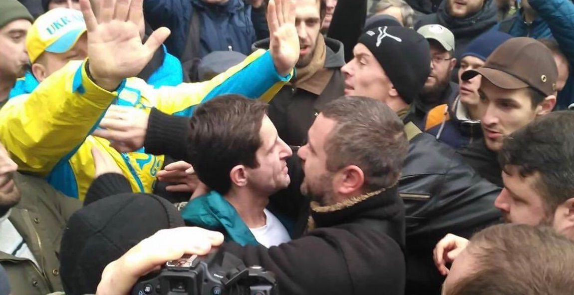 На Шкиряка напали возле здания суда / фото facebook.com/zoryan.zoryan На Шкиряка напали возле здания суда / фото facebook.com/zoryan.zoryan