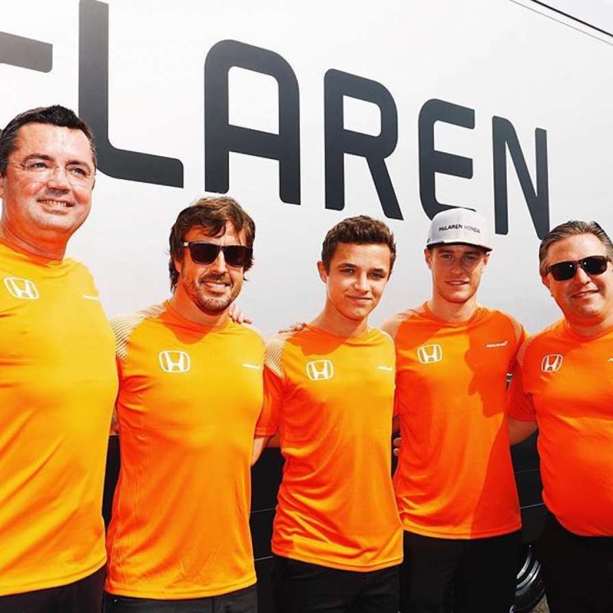 Ландо Норрис (в центре) станет резервным гонщиком команды McLaren / Instagram Ландо Норрис (в центре) станет резервным гонщиком команды McLaren / Instagram