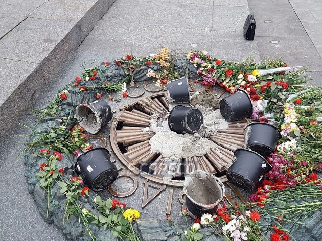 'Ганебний приклад неповаги до історії': у Києві вандали залили цементом Вічний вогонь (фото) 'Ганебний приклад неповаги до історії': у Києві вандали залили цементом Вічний вогонь (фото)